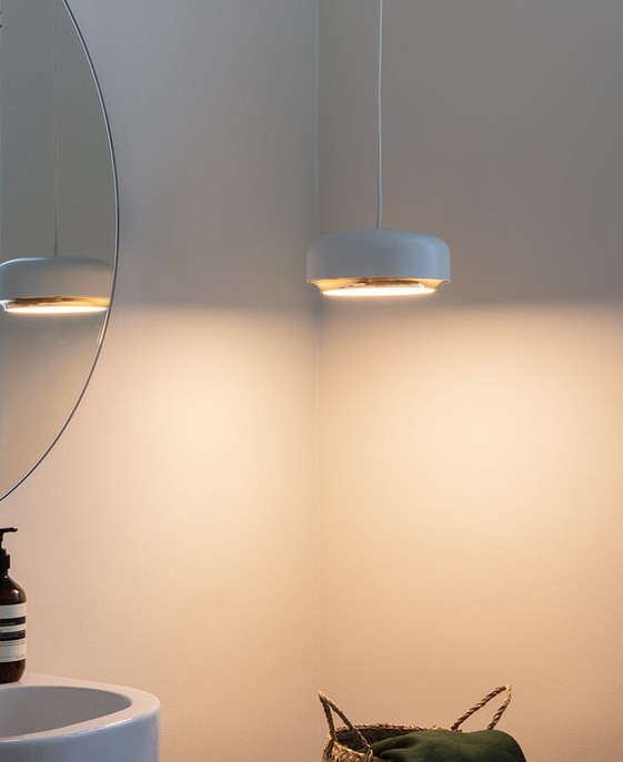 UMAGE Hazel je světlo s oblým designovým tvarem, dostupný ve dvou barevných provedeních. S externím stmívačem je stmívatelný. 