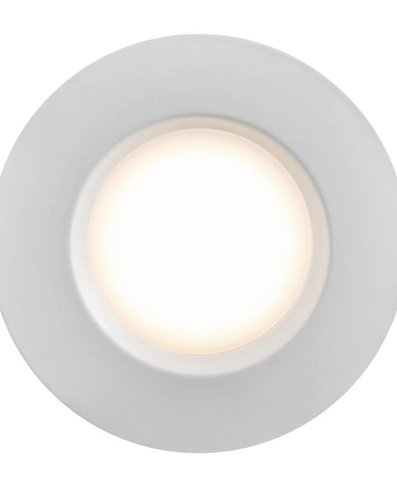 Sada vestavných svítidel Dorado od Nordlux vyzařuje teple bílé světlo, takže je vhodná například do pokoje, kde potřebujete příjemné osvětlení.