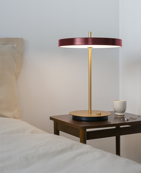 Elegantní designová stolní lampa se zabudovaným LED panelem a difuzorem obsahující skrytý USB port pro možnost nabíjení mobilních telefonů