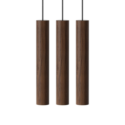 Závěsná lampa UMAGE Chimes Cluster. Kombinace světlého nebo tmavého dřeva, černé s černým textilním kabelem