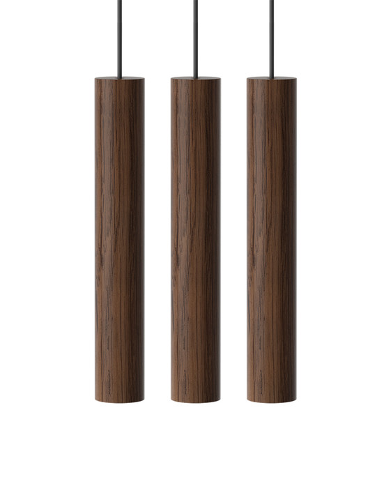 Závěsná lampa UMAGE Chimes Cluster. Kombinace světlého nebo tmavého dřeva, černé s černým textilním kabelem