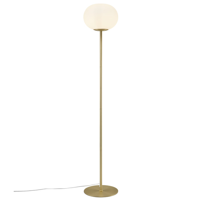 Stojací lampa Alton od Nordluxu. Spojení jednoduchosti a elegance (opálové sklo, mosaz)