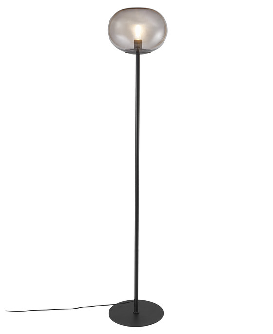 Stojací lampa Alton od Nordluxu. Spojení jednoduchosti a elegance