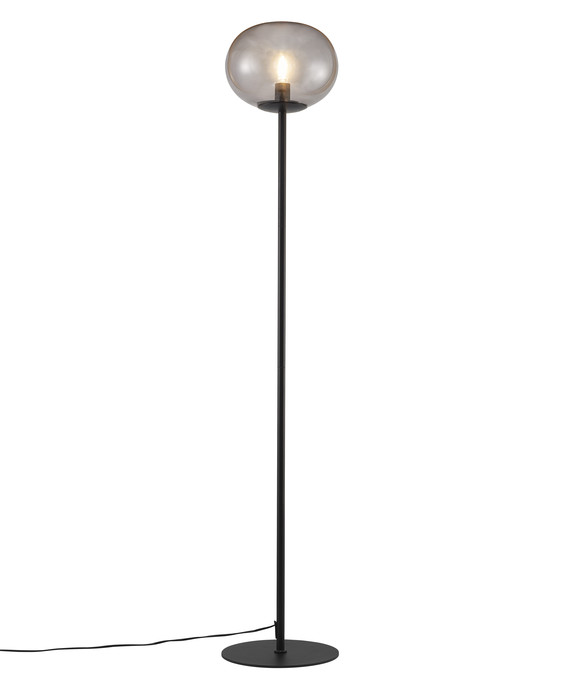 Stojací lampa Alton od Nordluxu. Spojení jednoduchosti a elegance
