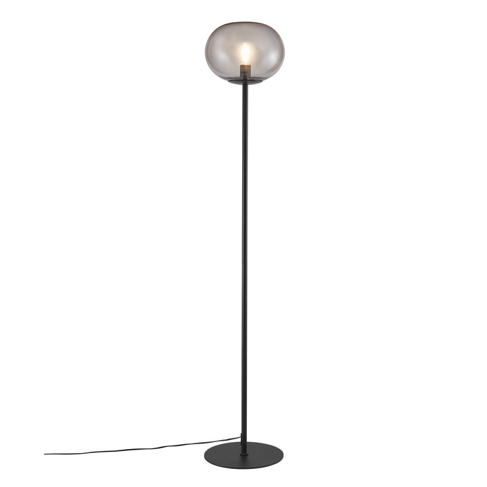 Stojací lampa Alton od Nordluxu. Spojení jednoduchosti a elegance (kouřové sklo, černá)