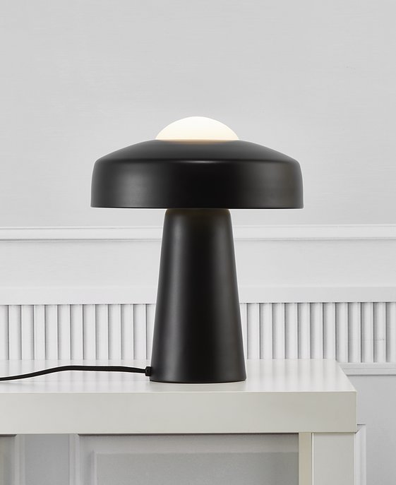 Jednoduchá stolní lampa Time kombinuje matný kov a opálové sklo v té nejlepší kvalitě.