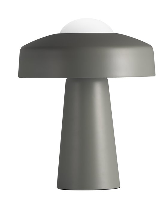 Jednoduchá stolní lampa Time kombinuje matný kov a opálové sklo v té nejlepší kvalitě.