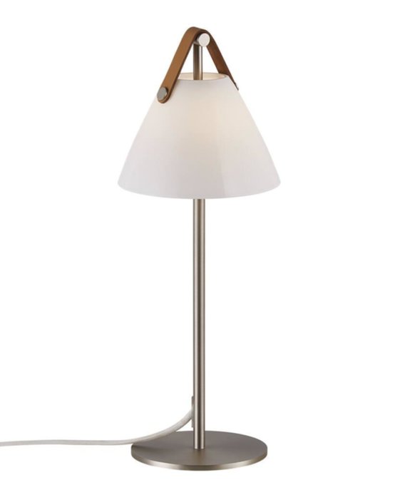 Stolní lampička Strap od Nordluxu - trendy kombinace kovu a kůže