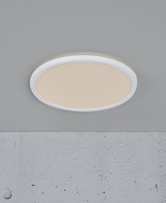 Jednoduché kruhové stropní svítidlo Oja od Nordluxu nenásilně doplní každý prostor, s třístupňovým stmívačem s možností volby teploty světla