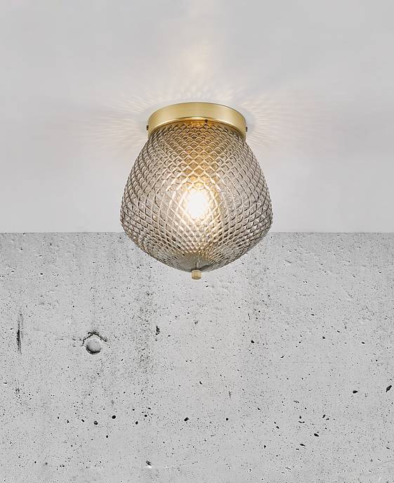 Elegantní stropní světlo z broušeného skla s diamantovým vzorem, mosazným krytem - Nordlux Orbiform.