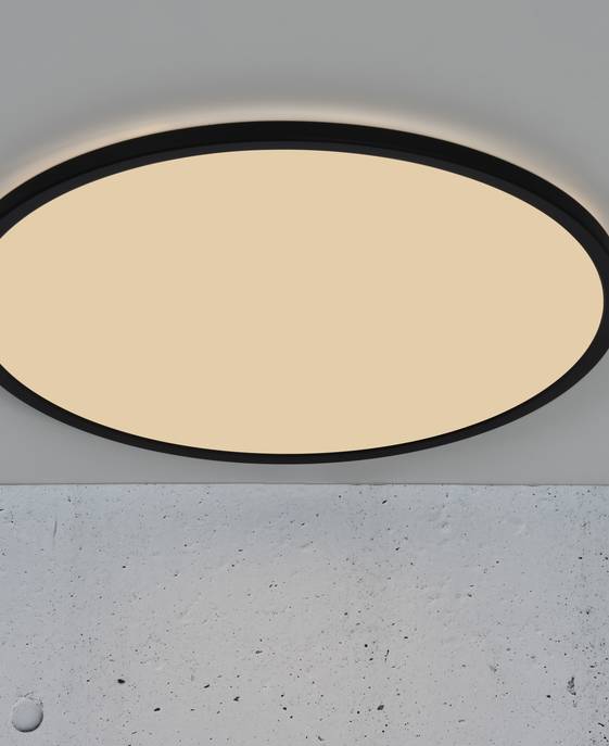 Jednoduché kruhové stropní svítidlo Oja od Nordluxu nenásilně doplní každý prostor. Dostupné ve dvou velikostech s třístupňovým stmívačem