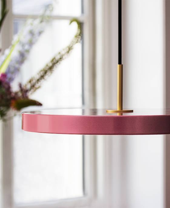 Jednoduchá a originální závěsná lampa UMAGE Asteria ve tvaru disku. Kovové stínidlo, LED žárovka. Šest barev. 