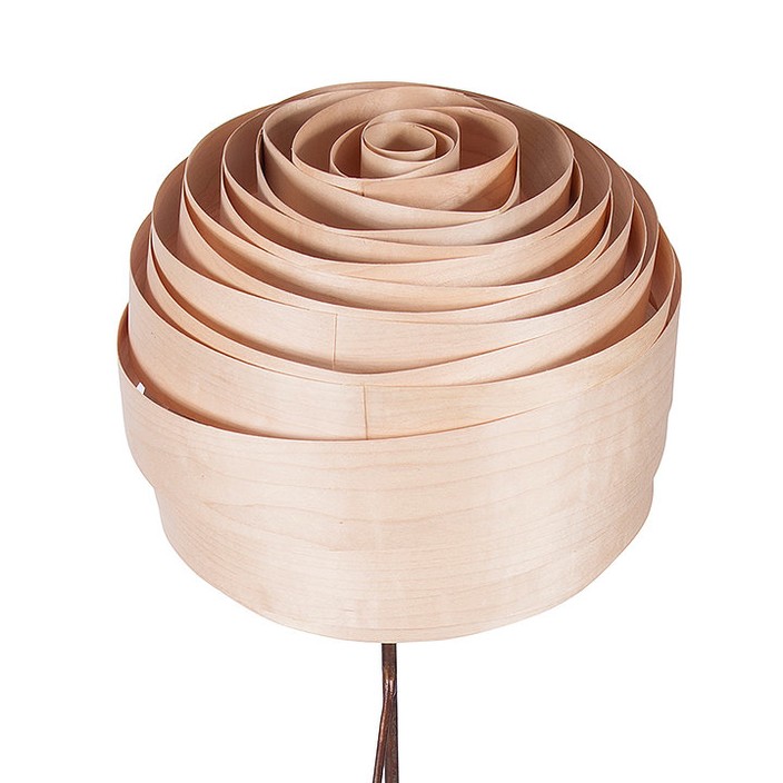 Stojací lampa připomínající růži ze dřeva na kovovém podstavci, možnost výběru ze dvou velikostí, světlo Vayehi Roza. (Výška: 158cm)
