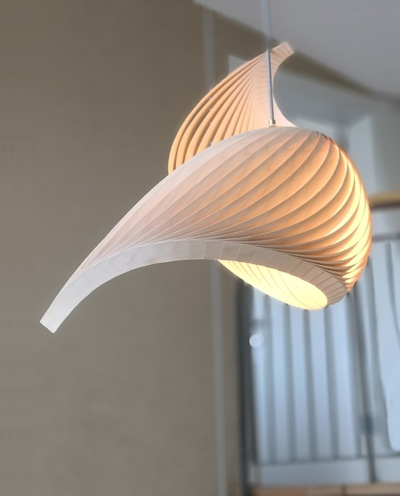 Asymetrické závěsné světlo Studio Vayehi Wing z dřevěné dýhy, tři různé velikosti, pět barevných variant kabelu.  (Průměr: 40cm)