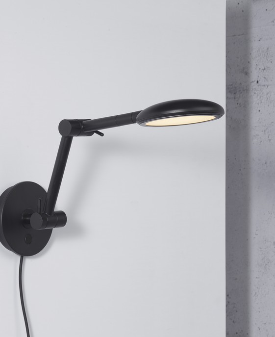Nástěnná lampa Bend od Norluxu s nastavitelnou hlavou i ramenem, plynule stmívatelná dotykem, v černém provedení.