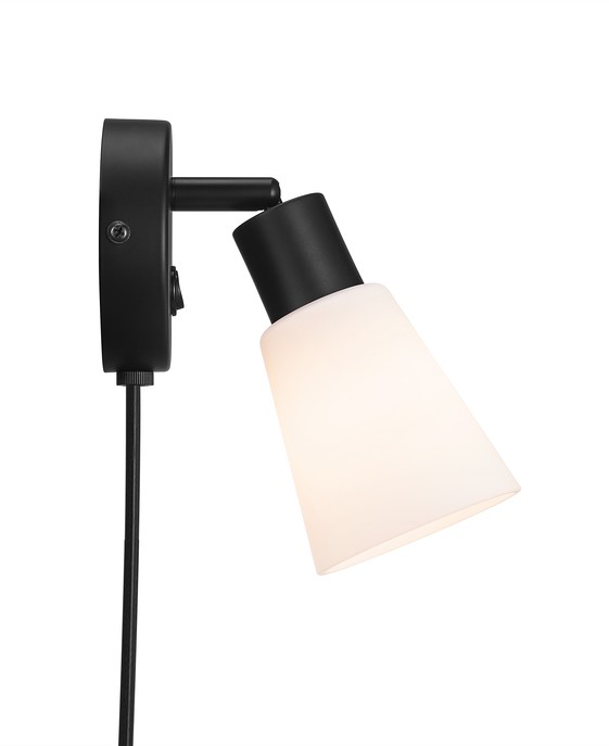 Minimalistická nástěnná lampička Nordlux Cole v černém provedení se stínítkem z opálového skla, možnost zakoupení lampičky s jedním nebo se dvěma stínítky