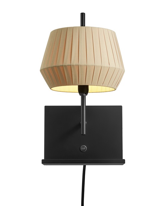 Originální nástěnná lampička Nordlux Dicte s efektem tlumeného světla, s USB vstupem a integrovanou poličkou pro odkládání drobných věcí, dostupná v bílé či béžové barvě.