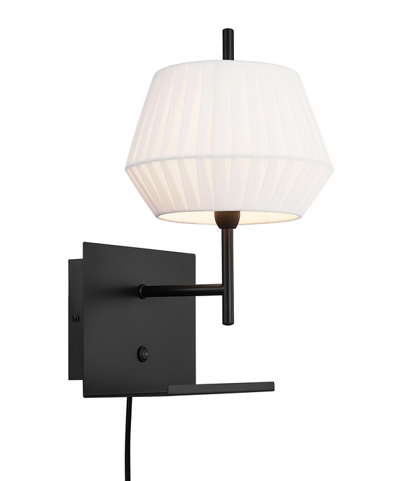 Originální nástěnná lampička Nordlux Dicte s efektem tlumeného světla, s USB vstupem a integrovanou poličkou pro odkládání drobných věcí, dostupná v bílé či béžové barvě.