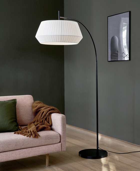 Originální stojací lampa Nordlux Dicte s efektem tlumeného světla, dostupná v bílé či béžové barvě.