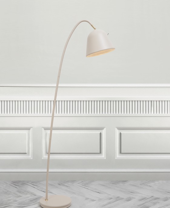 Stojací lampa ve vintage designu s mosaznými detaily, to je Nordlux Fleur. Díky nastavitelné hlavě si ji snadno namíříte Vámi požadovaným směrem. 