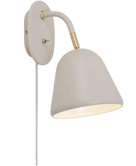 Nástěnná lampička ve vintage designu s mosaznými detaily, to je Nordlux Fleur. Díky nastavitelné hlavě si ji snadno namíříte Vámi požadovaným směrem. 
