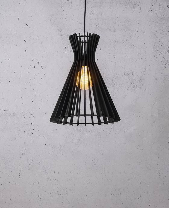 Originální lamelová závěsná lampa Nordlux Groa 34 z dřevěných lamel, v přírodní hnědé barvě či barvené černé. Vyberte si ideální designovou žárovku pro podtržení dojmu.