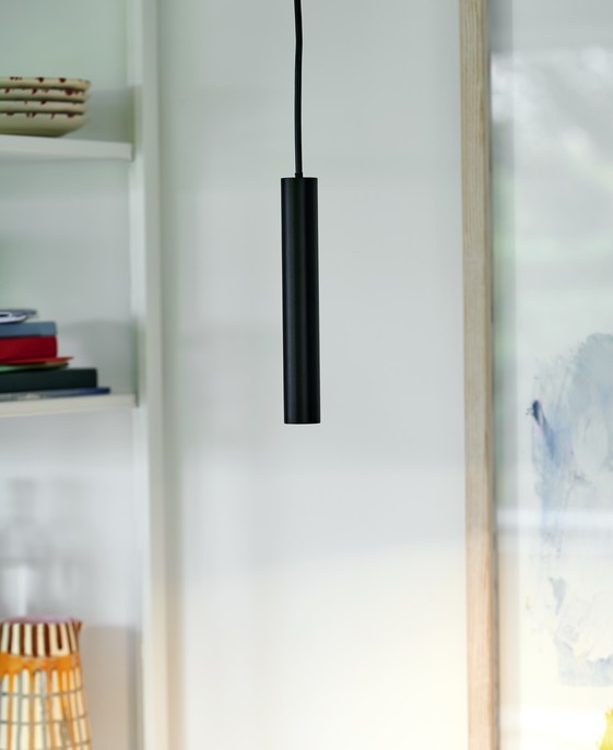 Závěsné světlo Omari od Nordluxu je minimalistickým dopplňkem do domácnosti. Třístupňový stmívač umožňuje nastavení intenzity záření ve třech intenzitách. 
