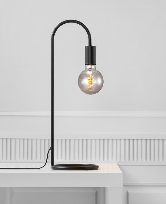 Stolní dekorativní lampička Paco od Nordluxu v černé designové variantě. Ideální v kombinaci s dekorativní žárovkou do čtecího koutku či ložnice.