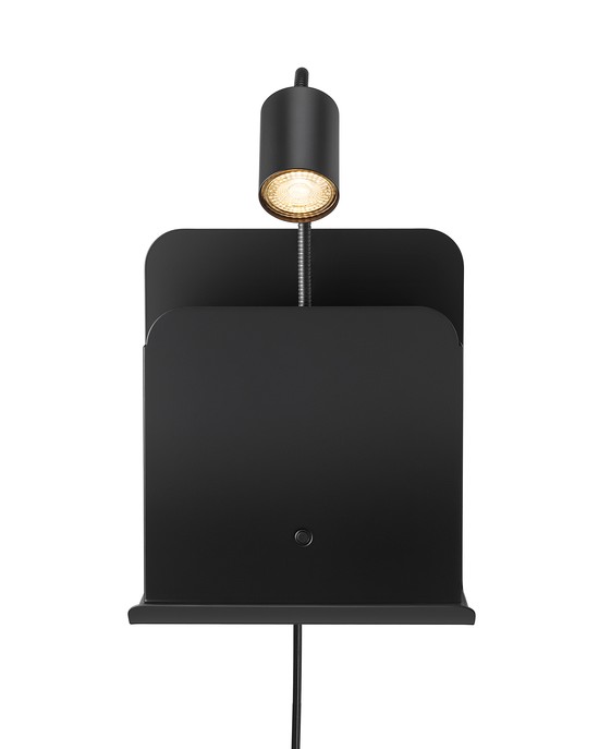 Multifunkční nástěnná lampička Roomi od Nordluxu s přihládkou na časopisy, poličkou na odkládání věcí, s USB vstupem pro dobíjení a nastavitelným ramenem pro přesné nasměrování světelného paprsku. Dostupná v černé a bílé variantě.