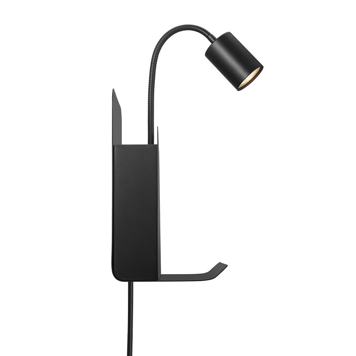 Multifunkční nástěnná lampička Roomi od Nordluxu s přihládkou na časopisy, poličkou na odkládání věcí, s USB vstupem pro dobíjení a nastavitelným ramenem pro přesné nasměrování světelného paprsku. Dostupná v černé a bílé variantě. (černá)