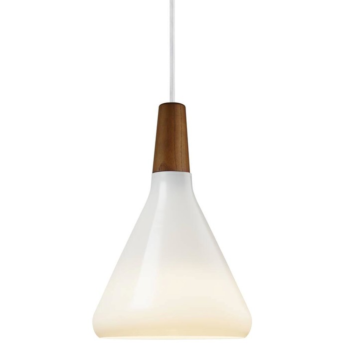 Závěsné světlo Nori od Nordluxu s krásným ořechovým prvkem na vršku v jednoduchém designu pro snadné začlenění do interiéru. Dostupné v pěti variantách provedení. (opálové sklo)