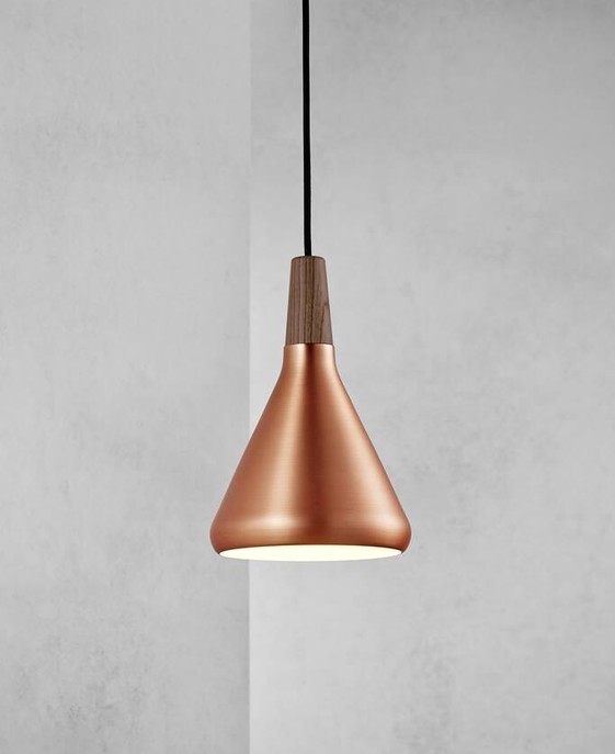 Závěsné světlo Nori od Nordluxu s krásným ořechovým prvkem na vršku v jednoduchém designu pro snadné začlenění do interiéru. Dostupné v pěti variantách provedení.
