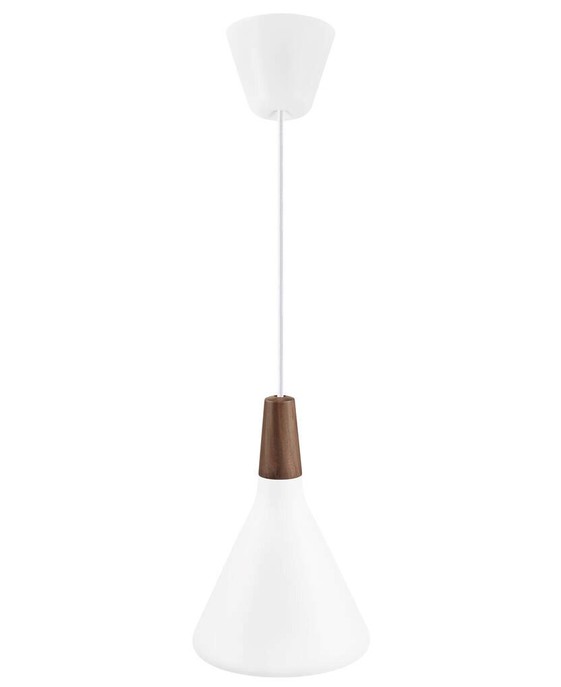 Závěsné světlo Nori od Nordluxu s krásným ořechovým prvkem na vršku v jednoduchém designu pro snadné začlenění do interiéru. Dostupné v pěti variantách provedení.