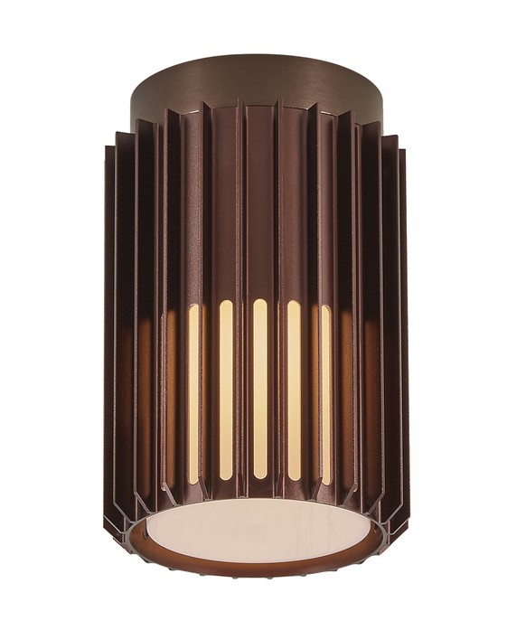 Venkovní stropní světlo Aludra 18 od Nordluxu v moderním minimalistickém designu. Díky specifickému tvaru vytváří v okolí hru světla a stínu. Vyrobené z odolného materiálu, dostupné ve třech barevných provedeních – černá, mosaz a hliník.