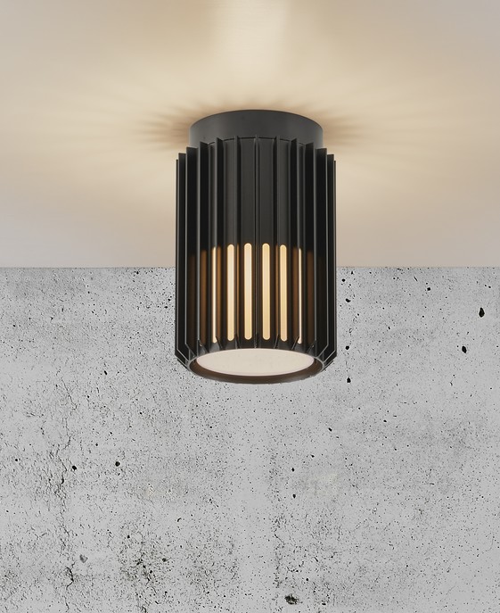 Venkovní stropní světlo Aludra 18 od Nordluxu v moderním minimalistickém designu. Díky specifickému tvaru vytváří v okolí hru světla a stínu. Vyrobené z odolného materiálu, dostupné ve třech barevných provedeních – černá, mosaz a hliník.