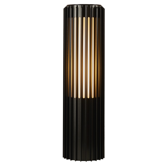 Venkovní zahradní sloupek světlo Aludra 45 od Nordluxu v moderním minimalistickém designu. Díky specifickému tvaru vytváří v okolí hru světla a stínu. Vyrobené z odolného materiálu, dostupné ve třech barevných provedeních – černá, mosaz a hliník. (černá)