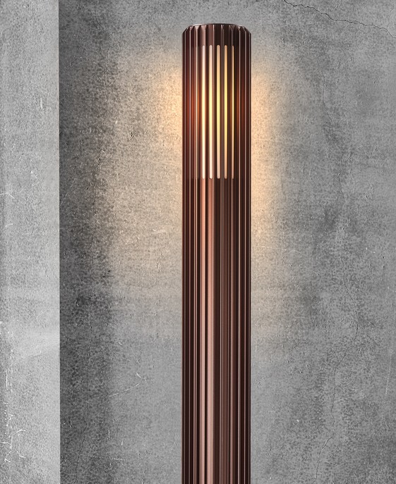 Venkovní zahradní sloupek světlo Aludra 95 od Nordluxu v moderním minimalistickém designu. Díky specifickému tvaru vytváří v okolí hru světla a stínu. Vyrobené z odolného materiálu, dostupné ve třech barevných provedeních – černá, mosaz a hliník.