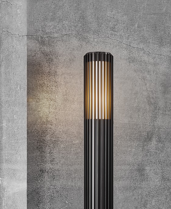 Venkovní zahradní sloupek světlo Aludra 95 od Nordluxu v moderním minimalistickém designu. Díky specifickému tvaru vytváří v okolí hru světla a stínu. Vyrobené z odolného materiálu, dostupné ve třech barevných provedeních – černá, mosaz a hliník.