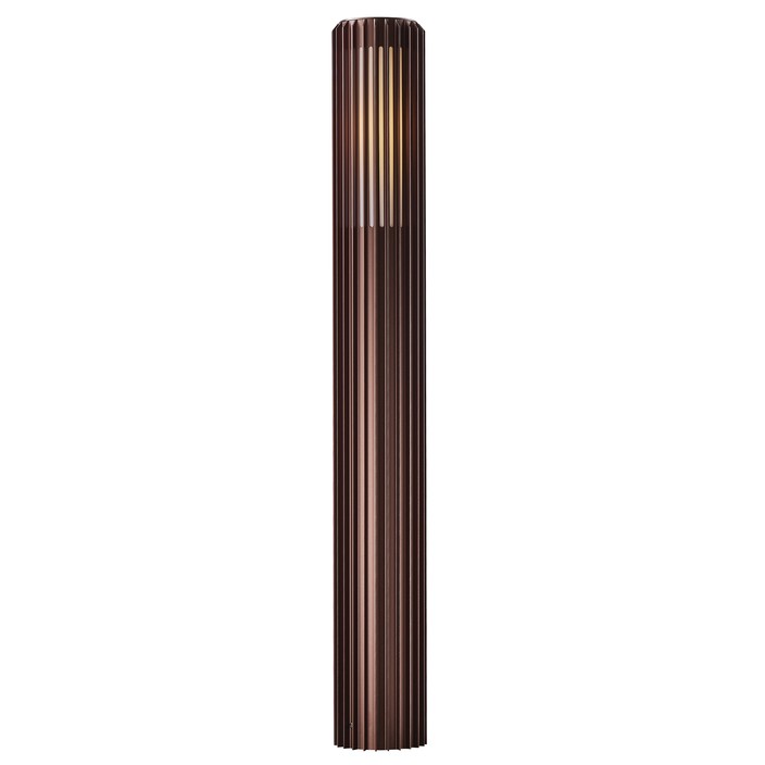 Venkovní zahradní sloupek světlo Aludra 95 od Nordluxu v moderním minimalistickém designu. Díky specifickému tvaru vytváří v okolí hru světla a stínu. Vyrobené z odolného materiálu, dostupné ve třech barevných provedeních – černá, mosaz a hliník. (tmavá mosaz)