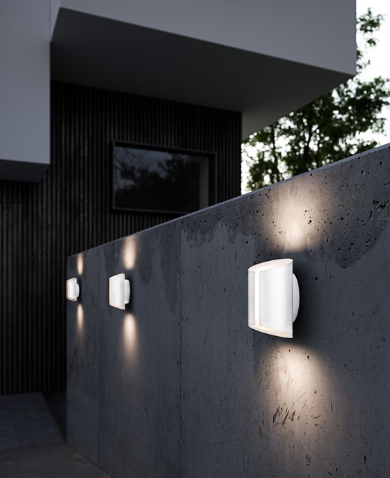 Nástěnné svítidlo Grip od Nordluxu v zešikmeném designu. Hodí se do interiéru i exteriéru, vydává rozptýlené měkké světlo, které je stmívatelné pomocí Nordlux Smart Light aplikace. Dostupné v bílé a černé barvě.