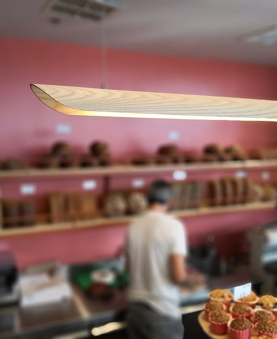 Závěsná lampa od Studio Vayehi - Canoe, možnost výběru ze 4 druhů dřeva – dub, strukturovaný dub s potiskem, jasan, ořech. 