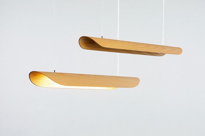Závěsná lampa od Studio Vayehi - Canoe, možnost výběru ze 4 druhů dřeva – dub, strukturovaný dub s potiskem, jasan, ořech.  (jasan)