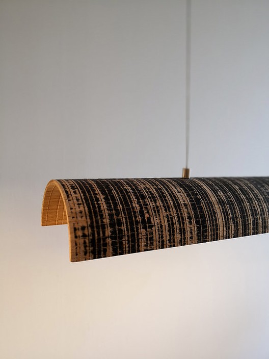 Závěsná lampa od Studio Vayehi - Canoe, možnost výběru ze 4 druhů dřeva – dub, strukturovaný dub s potiskem, jasan, ořech.  (strukturovaný dub s potiskem)