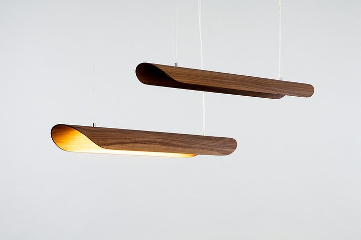 Závěsná lampa od Studio Vayehi - Canoe, možnost výběru ze 4 druhů dřeva – dub, strukturovaný dub s potiskem, jasan, ořech.  (ořech)