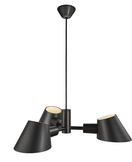 Moderní nadčasový lustr Stay od Nordluxu se skládá ze tří zešikmených stínítek, kterými proudí světlo i směrem vzhůru, a tak vydává maximální množství světla. Bude se tak hodit jak do vstupní haly, tak nad jídelní stůl. Dostupné je v černé a šedé barvě.