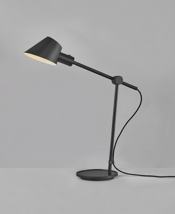 Nástěnná lampa, která si posvítí přesně na to, co potřebujete! Má nastavitelné rameno i stínidlo, takže se dokonale přizpůsobí vašim požadavkům.