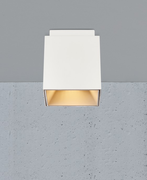 Jednoduché designové stropní světlo se čtvercovým půdorysem. Bude se hodit do jakékoliv místnosti, vybrat si můžete z černého či bílého provedení. Každá varianta obsahuje dva vyměnitelné vnitřky.