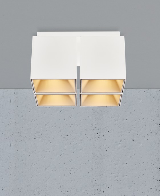 Jednoduché designové stropní světlo se čtvercovým půdorysem. Bude se hodit do jakékoliv místnosti, vybrat si můžete z černého či bílého provedení. Každá varianta obsahuje osm vyměnitelných vnitřků.
