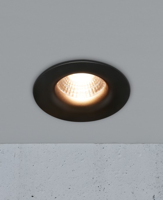 Šetrné bodové svítidlo Stake od Nordluxu vydává neoslňující světlo, nabízí možnost paralelního zapojení. Dvě barevné provedení – černá nebo bílá.