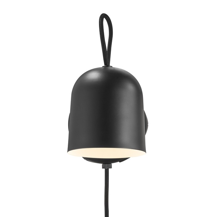 Industriální a jednoduchá nástěnná lampa Angle od Nordluxu s možností nastavení stínítka požadovaným směrem pomocí magnetu, s USB portem pro nabití telefonu. Vyberte si z černé, bílé, či šedé varianty.  (černá)